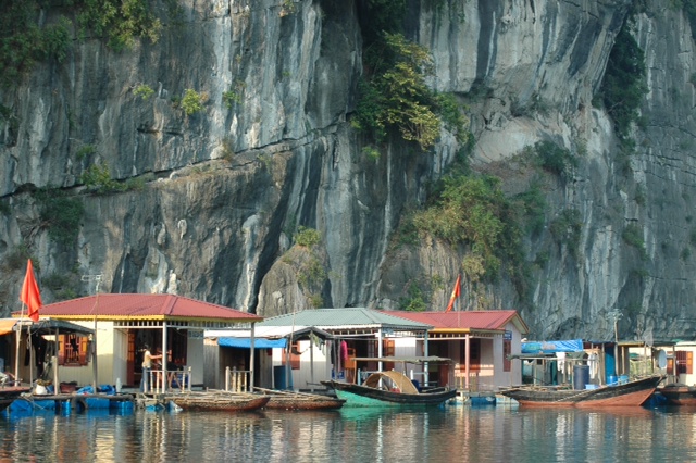 Menikmati  paket wisata:  sehari menjadi  seorang nelayan